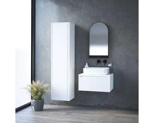 Salle de bain moderne avec meuble sous-lavabo blanc, armoire de toilette et armoire haute