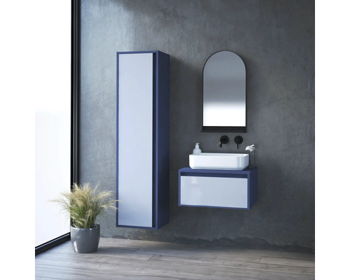 Ensemble de salle de bains moderne avec lavabo, miroir et armoire haute devant un mur gris