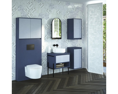 Badezimmer mit Waschtisch, Spiegelschrank, Hänge-WC und Boden im Fischgrätmuster