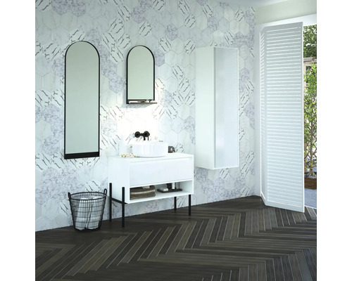 Salle de bains lumineuse avec meuble-lavabo blanc, miroirs et carreaux muraux hexagonaux.
