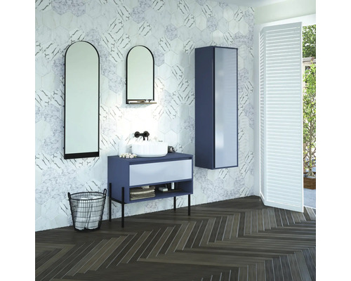 Salle de bains avec lavabo, miroirs, meuble-lavabo et parquet à chevrons