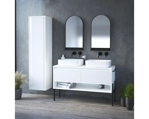 Salle de bain moderne avec double vasque, miroirs et armoire haute pour une ambiance élégante.