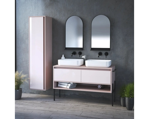Intérieur de salle de bains moderne avec double vasque, deux miroirs et armoire haute