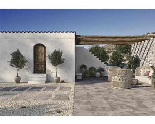 Aussenbereich mit Terrasse, Gartenmöbeln und mediterranem Flair