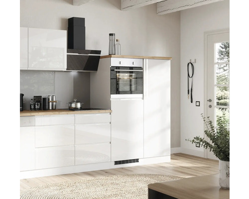 Cuisine lumineuse avec armoires blanches, hotte et four