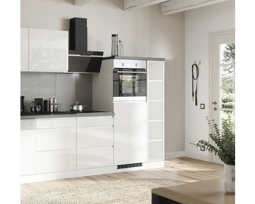 Cuisine moderne avec hotte aspirante et four dans une pièce lumineuse.