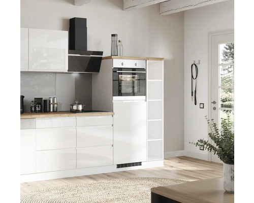 Cuisine claire avec meubles de cuisine, hotte aspirante et four