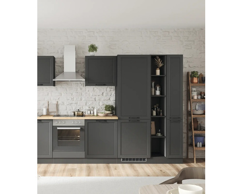 Cuisine moderne avec armoires grises, plan de travail en bois et appareils de cuisine.