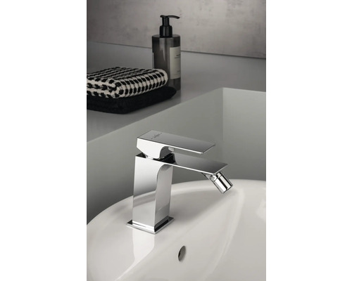 Robinet de bidet sur un lavabo avec des serviettes et du savon