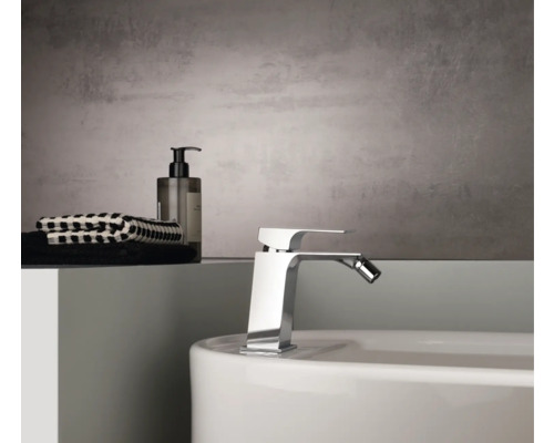 Robinet de bidet sur un lavabo avec des serviettes et du savon dans la salle de bain