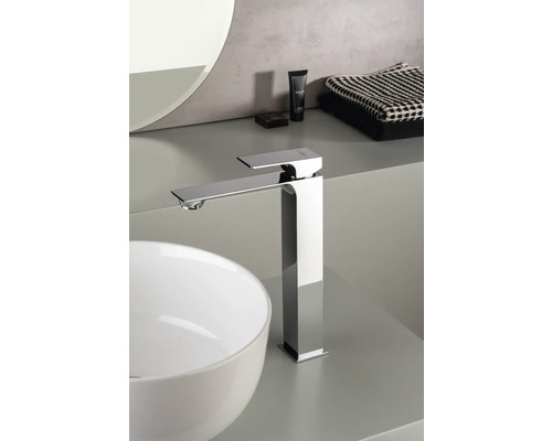 Salle de bains moderne avec vasque à poser et robinet haut