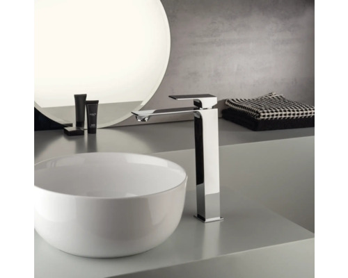 Robinet de lavabo à côté du lavabo dans la salle de bain