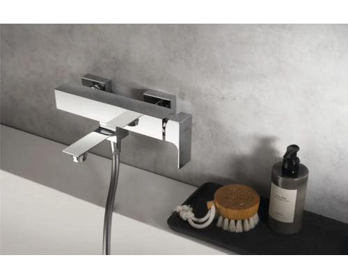 Robinet de douche moderne avec douchette et accessoires de salle de bain