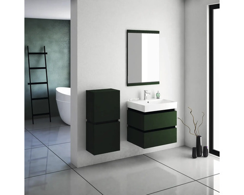 Salle de bain moderne avec lavabo, miroir et étagère