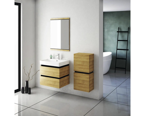 Salle de bains moderne avec lavabo, miroir et meubles de salle de bains aspect bois.