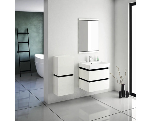 Badezimmer mit weißem Waschtisch, Spiegelschrank und Hochschrank an weißer Wand