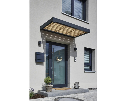 Eingangsbereich eines Hauses mit Vordach und Haustür