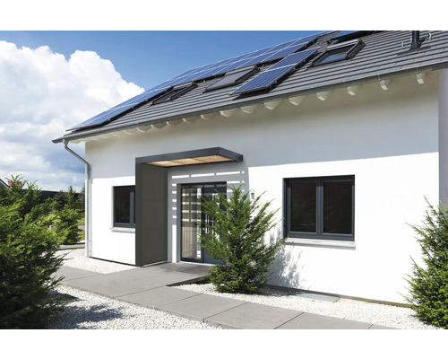 Haus mit Solaranlage auf dem Dach, Fenstern und Eingangstür