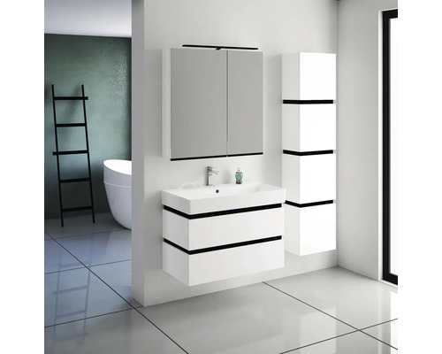 Salle de bains moderne avec meuble sous-vasque, armoire de toilette et armoire haute en blanc avec des accents noirs