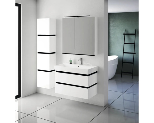 Salle de bains moderne avec meuble-lavabo, armoire de toilette et armoire haute en blanc avec des accents noirs