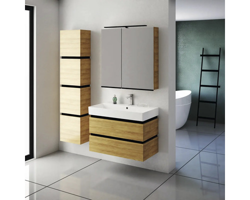 Salle de bains avec meuble-lavabo, armoire de toilette et armoire haute en décor bois clair