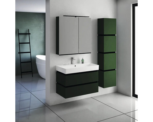 Badezimmer mit Waschtischunterschrank, Spiegelschrank und Hochschrank