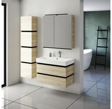 Badezimmer mit Waschtisch, Spiegelschrank und Hochschrank in hellem Holzdesign