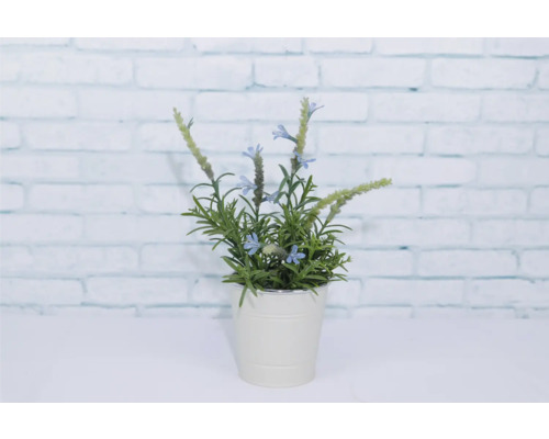 Dekorative Kunstpflanze mit Blüten im Topf