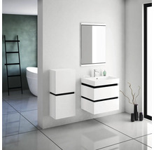 Salle de bain moderne avec meubles blancs, lavabo, armoire de toilette et baignoire