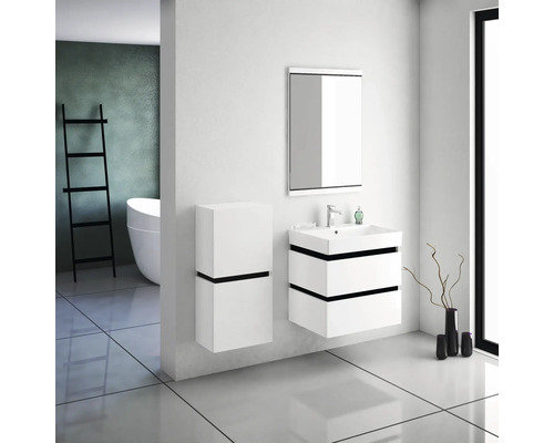 Salle de bain moderne avec meubles blancs, lavabo, armoire de toilette et baignoire