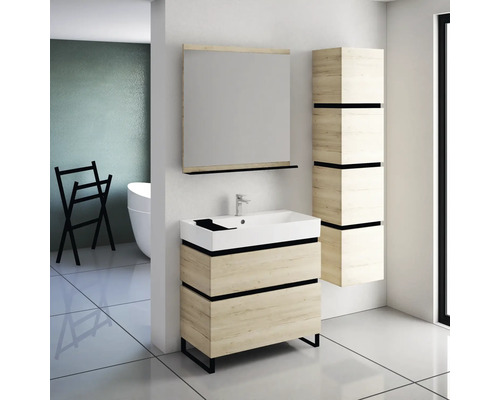 Badezimmerszene mit Waschtischunterschrank, Spiegel und Hochschrank in Holzoptik mit schwarzen Akzenten