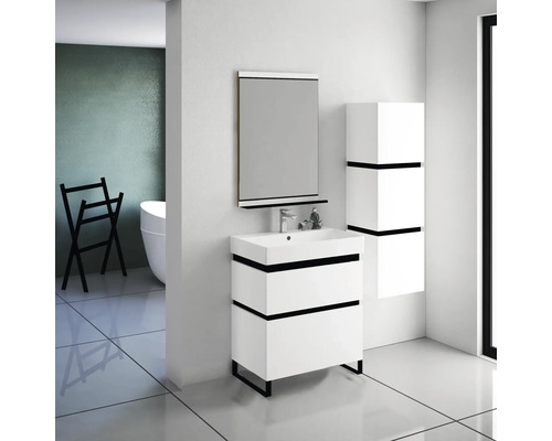 Salle de bains moderne avec meuble-lavabo, armoire de toilette et armoire haute