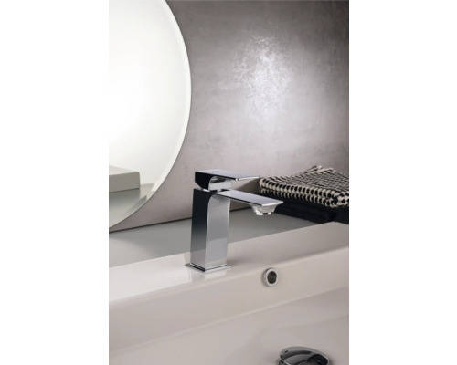 Robinet de lavabo en métal dans la salle de bain