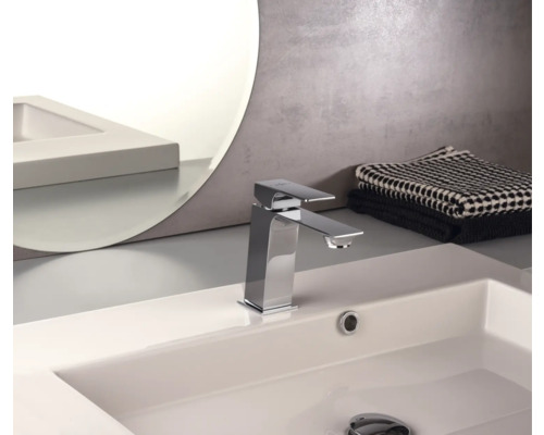 Robinet de lavabo en métal sur un lavabo dans une salle de bains