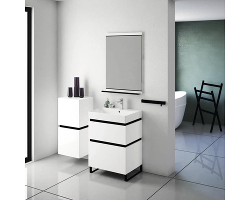 Salle de bain moderne avec lavabo blanc, miroir et porte-serviettes