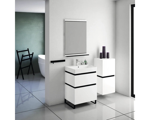 Salle de bain moderne avec lavabo blanc, miroir et porte-serviettes