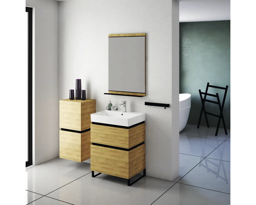 Salle de bains moderne avec meuble-lavabo, miroir et baignoire