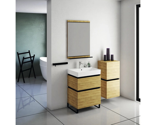 Salle de bain moderne avec meuble sous-lavabo, miroir, porte-serviettes et baignoire à l''arrière-plan