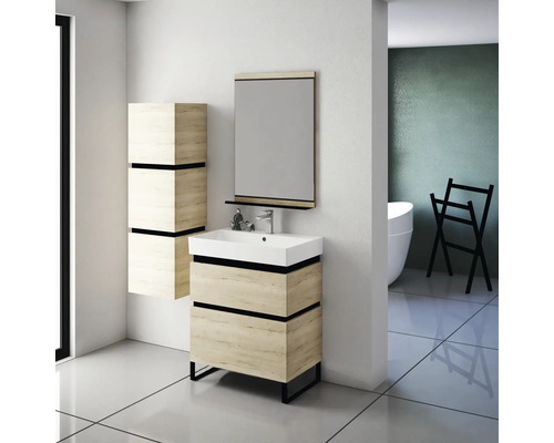 Badezimmer-Szene mit Waschtischunterschrank, Spiegel und Hochschrank im Holzdekor