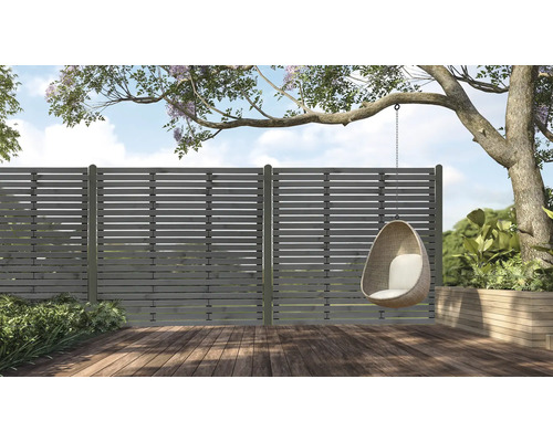 Gartenszene mit Holzzaun und Hängesessel auf einer Holzterrasse