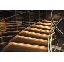Escalier en colimaçon en bois avec balustrade en verre et éclairage intégré