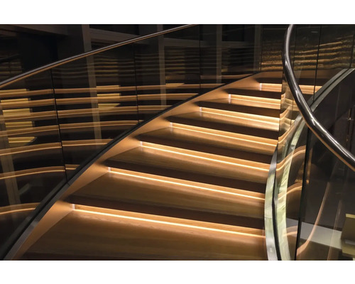 Escalier en colimaçon en bois avec balustrade en verre et éclairage intégré
