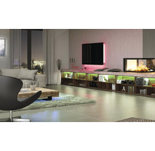Salon lumineux avec télévision, cheminée, étagères et éclairage
