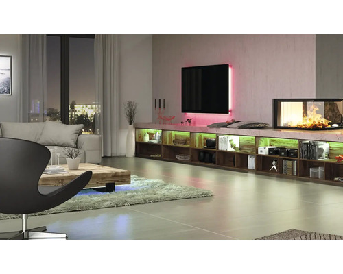 Salon lumineux avec télévision, cheminée, étagères et éclairage