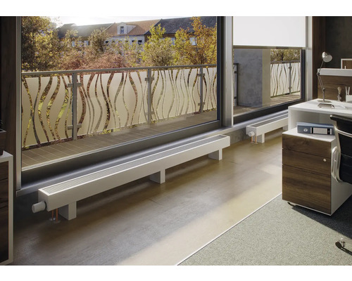 Pièce claire avec radiateurs, bureau et balcon avec balustrade