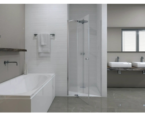 Helles Badezimmer mit Badewanne, Dusche und Doppelwaschtisch