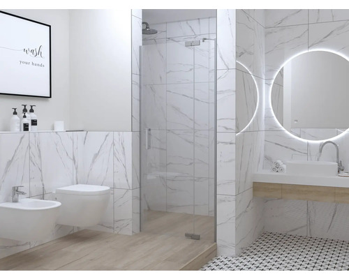 Salle de bain avec douche, toilettes, bidet, lavabo et miroir