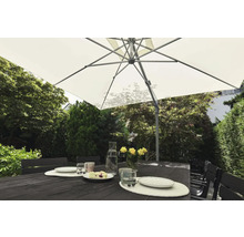 Scène de jardin avec table à manger, chaises et parasol