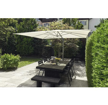Scène de jardin avec grande table à manger, chaises, banc et parasol rectangulaire