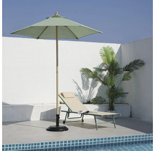 Szene mit Sonnenschirm, Liegestuhl und Pflanze neben einem Pool